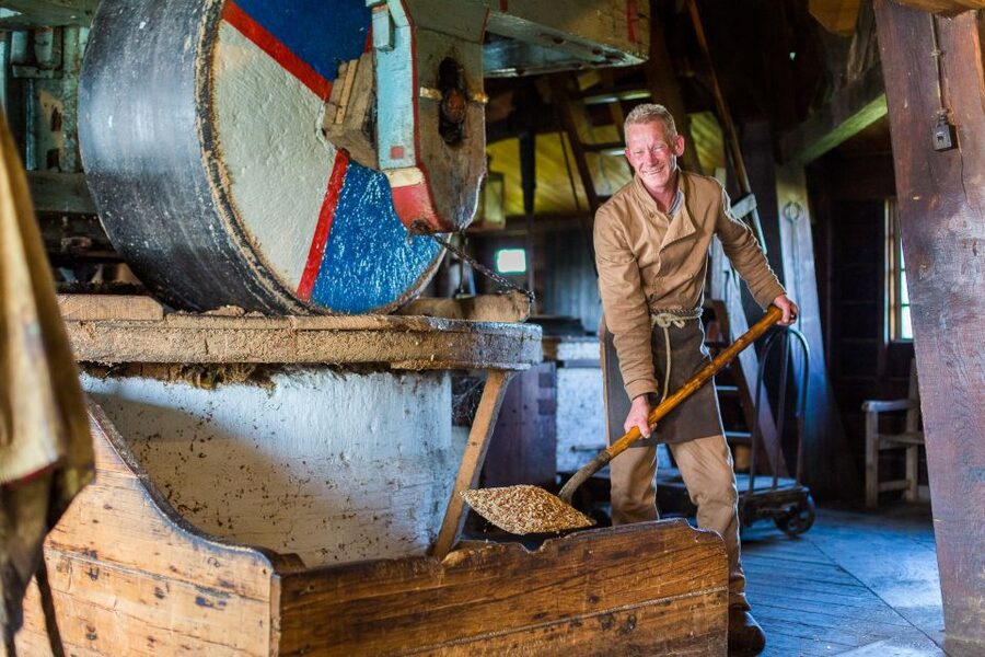 From Amsterdam: Keukenhof and Dutch Countryside Tour - Marken and the Wooden Shoes Workshop: Craft Time with a Side of Coastline