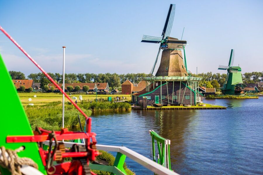 From Amsterdam: Keukenhof and Dutch Countryside Tour - Meeting at Central Station: Timing and Getting on the Right Bus