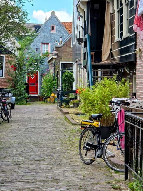 From Amsterdam: Keukenhof Tulips, Windmills & Volendam - Volendam harbor time: dike strolls and cookie tasting (with lunch on you)