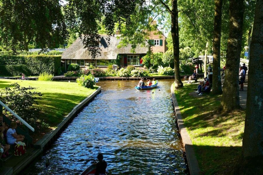 From Amsterdam: Private Tour to Giethoorn with Canal Cruise - Giethoorn in six hours: what private time buys you