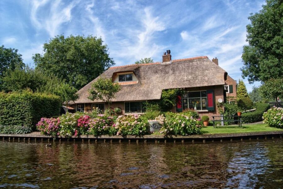 From Amsterdam: Private Tour to Giethoorn with Canal Cruise - Who this private Giethoorn tour suits best
