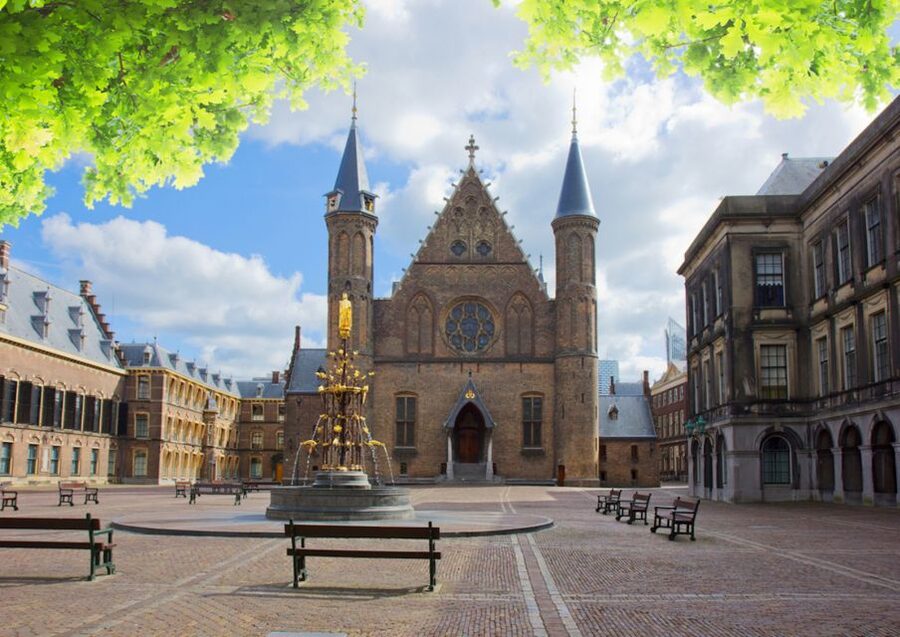 From Amsterdam: Rotterdam and The Hague Tour in Spanish - Rotterdam’s Man Without a Heart and the City’s Reconstruction Story