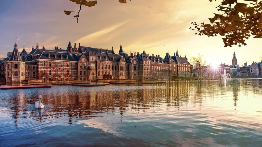 From Amsterdam: Rotterdam to The Hague and Delft - Getting oriented: Prins Hendrikkade 59, the white umbrella, and the pacing