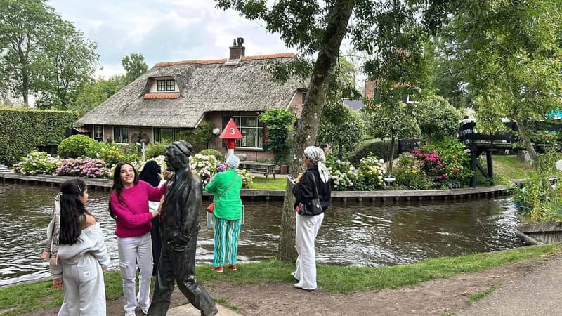 From Amsterdam to Giethoorn Day Trip - The Giethoorn boat cruise: why the 1-hour canal loop is the main event