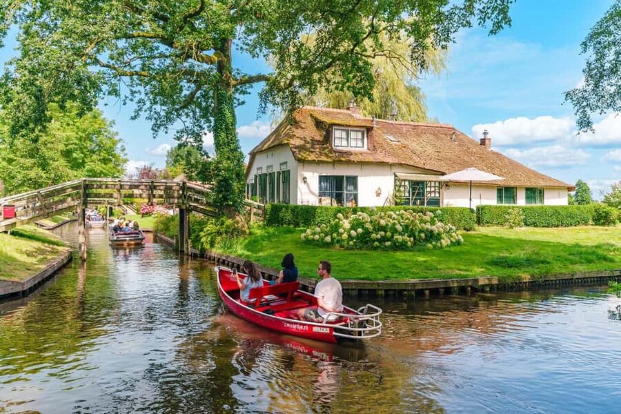 From Amsterdam: Ultimate Giethoorn Experience with Boat Tour - The coach ride: comfortable travel, plus real scenery time