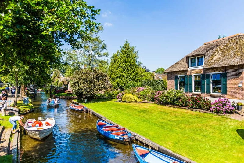 From Amsterdam: Ultimate Giethoorn Experience with Boat Tour - Your free time in Giethoorn: walk the village your way