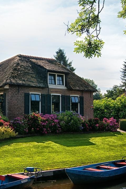 From Amsterdam: Zaanse Schans and Giethoorn Countryside Trip - Why the boat tour is the smartest use of your time