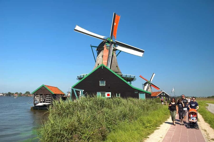 From Brussels: Keukenhof & Windmills Full-Day Guided Tour - Wooden shoes and cheese: the most Dutch part of the day