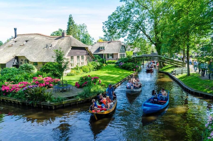Giethoorn : 1 Hour Canal Cruise in Village With Coffee/Tea - Key things I’d plan around
