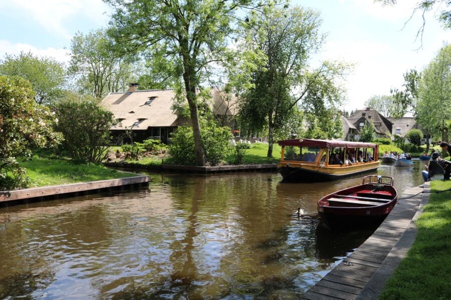 Giethoorn: 1 hour Private Open Bout Tour - Coffee or Tea on Board: A Small Include That Adds Personal Touch