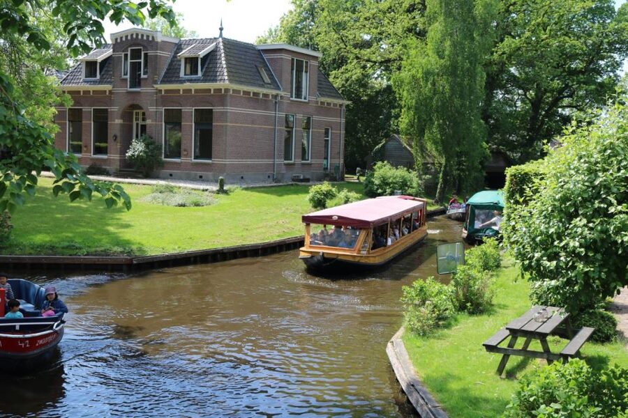 Giethoorn: 1 hour Private Open Bout Tour - What You’ll Do During the Hour (In Plain, Step-by-Step Terms)