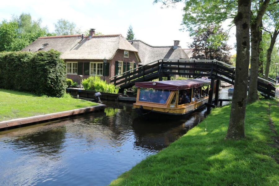 Giethoorn: 1 hour Private Open Bout Tour - Sailing Through Giethoorn’s Center: Canals, Bridges, and Thatched Homes