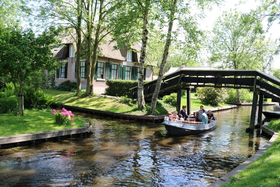 Giethoorn: 2 Hours 7 persons boat steeringwheel + cushions - Why Driving Your Own Boat Changes Everything in Giethoorn