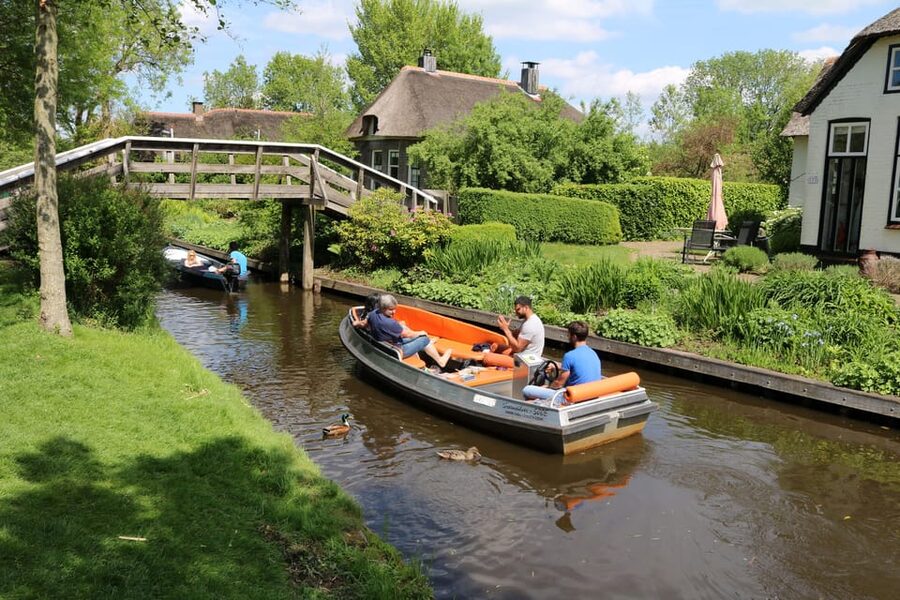 Giethoorn: 2 Hours 7 persons boat steeringwheel + cushions - Price, Deposit, and Overtime: What $88 Really Means