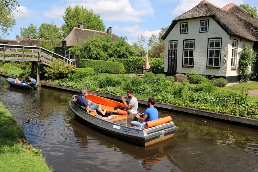 Giethoorn: 2 Hours 7 persons boat steeringwheel + cushions - The 2-Hour Water Time: Center Canals and Lake Views