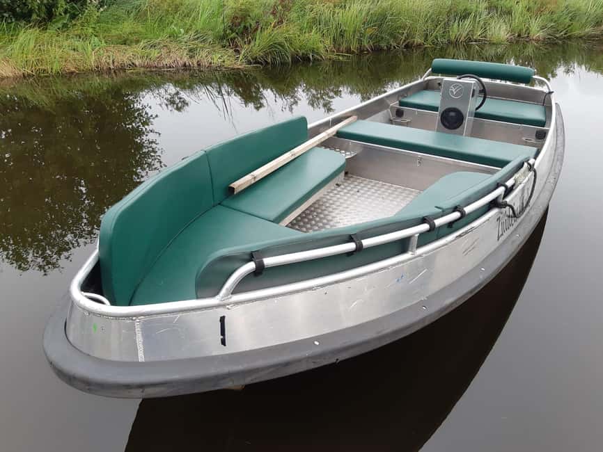 Giethoorn: 2 Hours 8 persons boat steeringwheel + cushions - Languages and the Instruction That Makes You Feel Ready