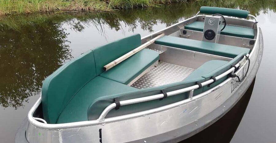 Giethoorn: 2 Hours 8 persons boat steeringwheel + cushions - Electric Sloop Setup: Comfort, Control, and Group Size