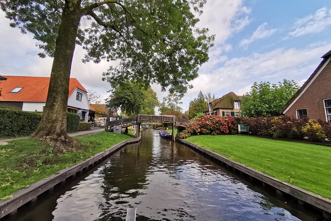 Giethoorn, Afsluitdijk, Zaanse Schans Day Tour Incl Hotel Pick Up - Giethoorn: one-hour boat cruise plus real free time in the canal village