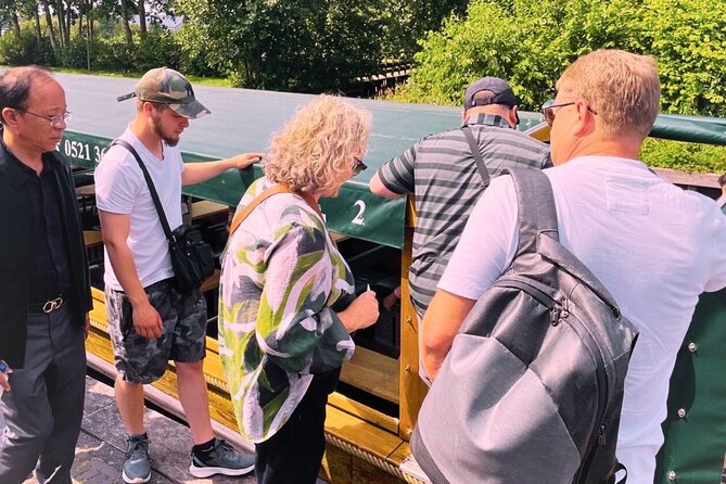 Giethoorn and Zaanse Schans Tour With Local Guide - Zaanse Schans: windmills, plus the art of choosing one