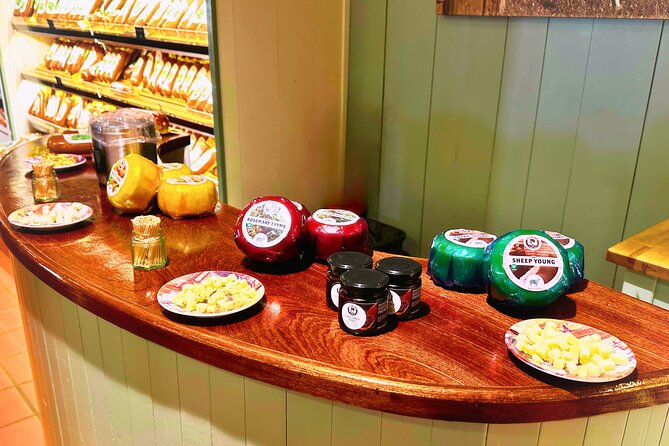 Giethoorn and Zaanse Schans Tour With Local Guide - Kooijman Souvenirs & Clogs: real wooden shoe craft in 30 minutes