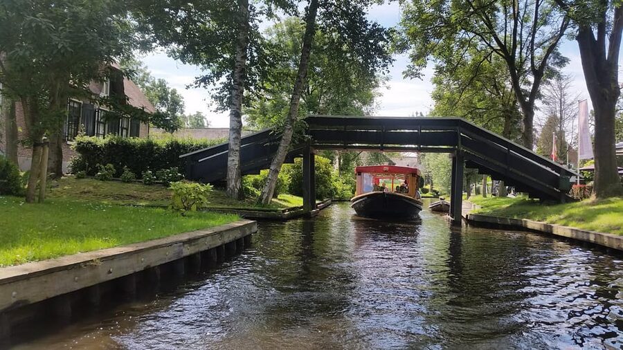 Giethoorn: Canal cruise Giethoorn village and lake - Key Points You’ll Care About