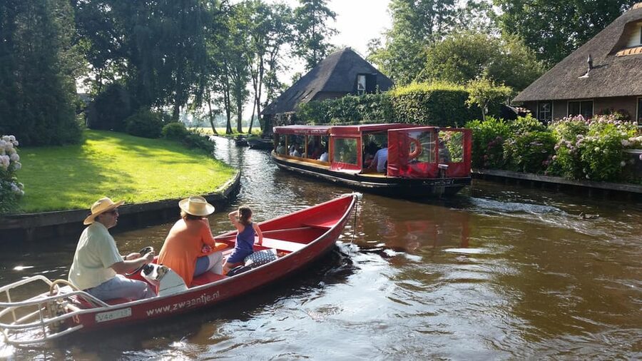 Giethoorn: Canal cruise Giethoorn village and lake - On-Board Comfort: Quiet Electric Power and Weatherproof Seating