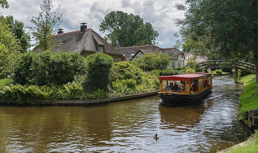 Giethoorn: Canal cruise Giethoorn village and lake - The Guides: Captain Stories and an Audio Tour in 9 Languages