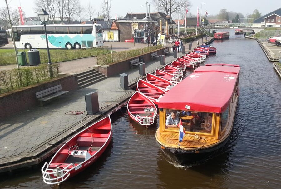 Giethoorn: Canal cruise Giethoorn village and lake - Timing, Crowds, and Captain Clarity: What to Watch For