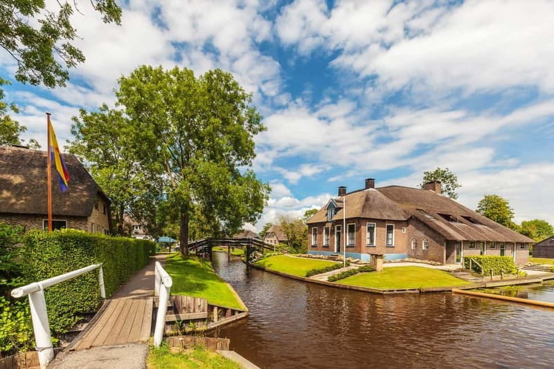 Giethoorn: Canal Cruise & lake Tour & Sightseeing Village - Riding the canals in Giethoorn beats staring from a bridge
