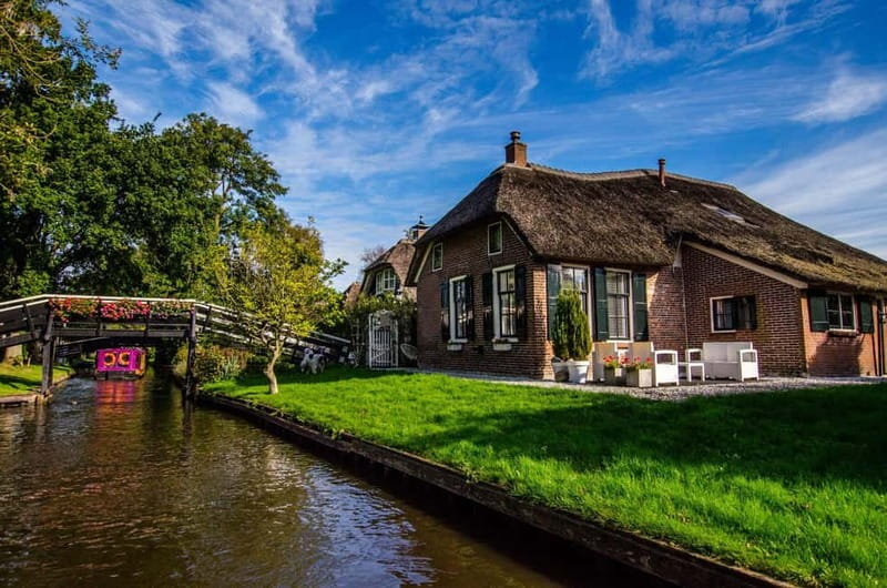 Giethoorn: Canal Cruise & lake Tour & Sightseeing Village - Your captain-guided tour: what you learn and how language can matter