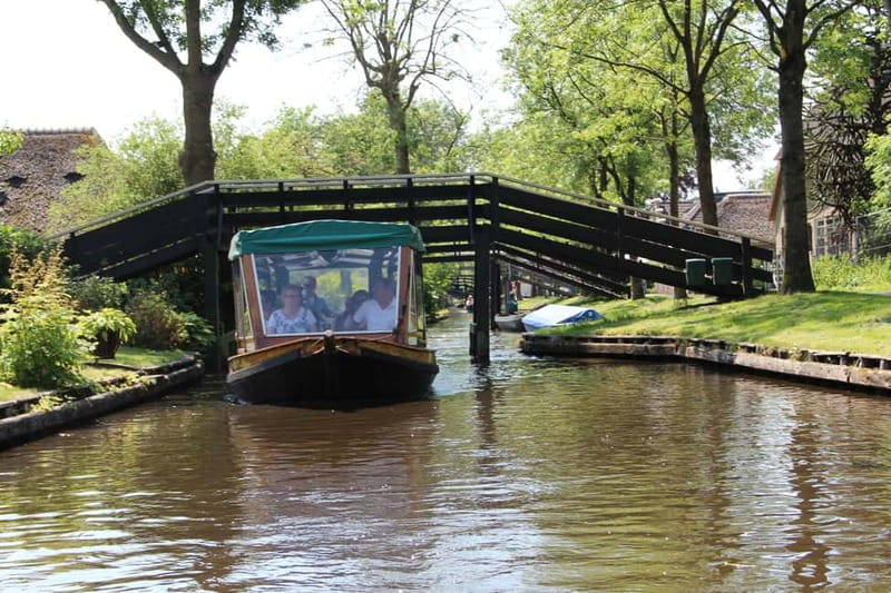 Giethoorn: Canal Cruise & lake Tour & Sightseeing Village - The heated 1-hour cruise: covered boat, adjustable windows, and a 1-meter-deep lake