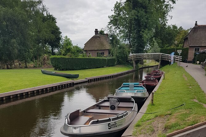Giethoorn Day Trip from Amsterdam – Private Tour & Canal Boat - The 3-hour walk-and-lunch window in Giethoorn