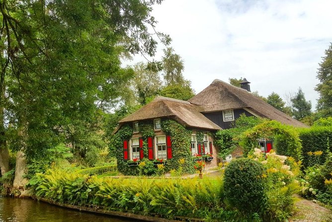 Giethoorn Guided DayTrip from Amsterdam - Why Giethoorn feels like a reset from Amsterdam