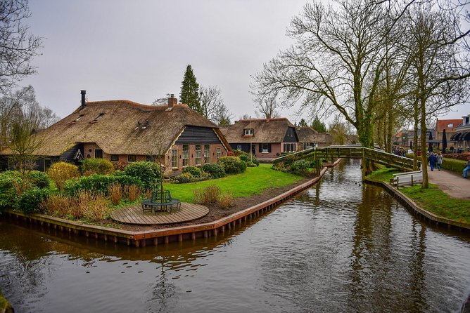 Giethoorn Guided DayTrip from Amsterdam - The drive out of Amsterdam: where your guide does the heavy lifting