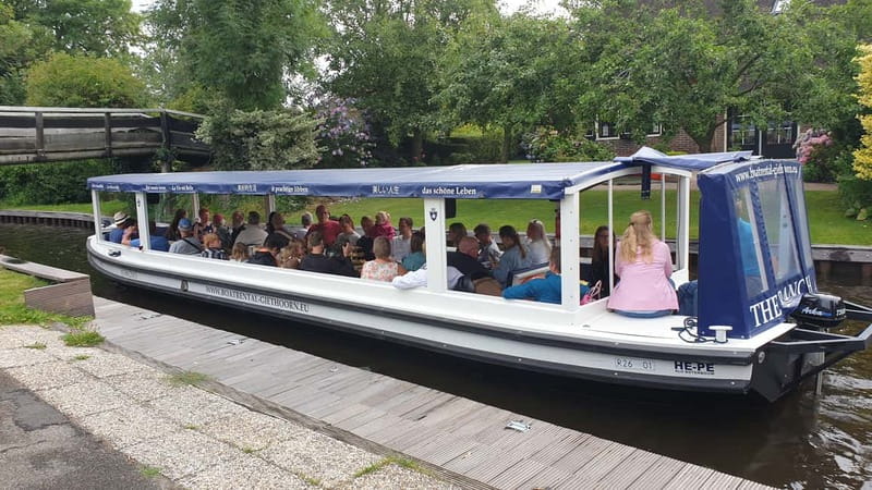 Giethoorn: Luxury Private Closed Boat Tour with captain - Key highlights you’ll feel right away