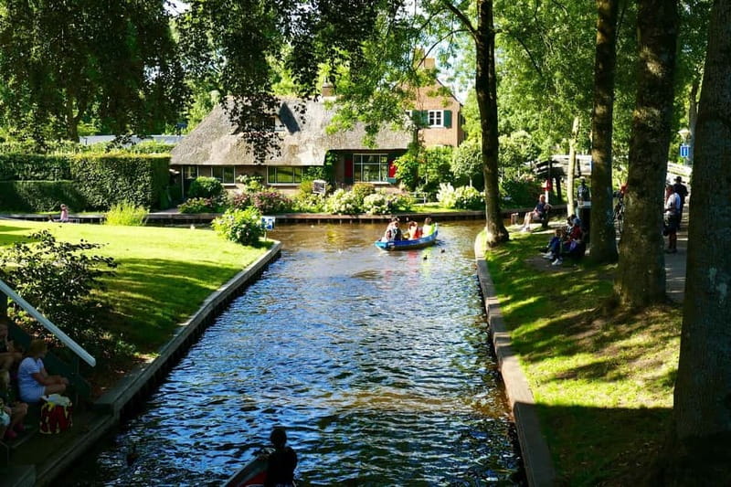 Giethoorn : Luxury Private open boat tour with local captain - Entering Giethoorn by open boat (and why it feels different)