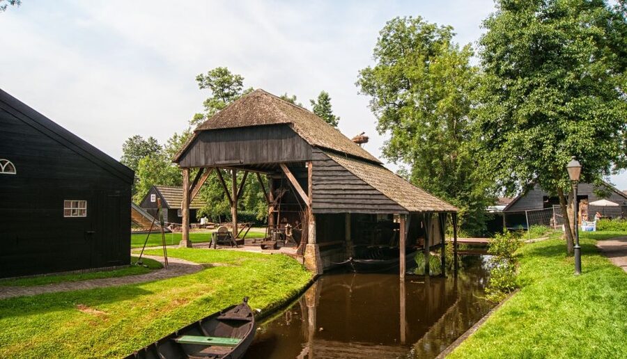 Giethoorn: Private Day Trip with Boat Tour from Amsterdam - Giethoorn in one day: why the canals feel like the Netherlands on screen
