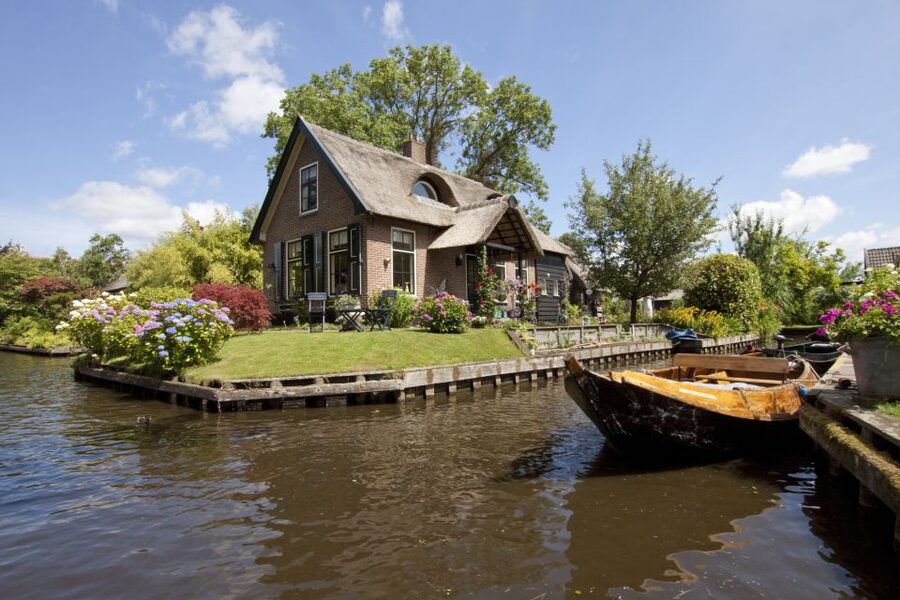 Giethoorn: Private Day Trip with Boat Tour from Amsterdam - The guided walking tour: reading the village from the shore