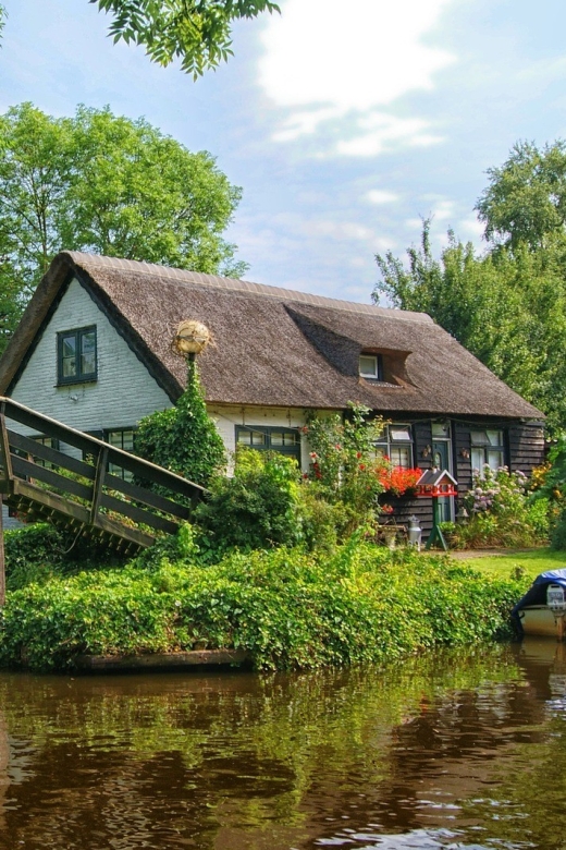 Giethoorn: Private Day Trip with Boat Tour from Amsterdam - The 1-hour boat tour: the center makes sense from the water