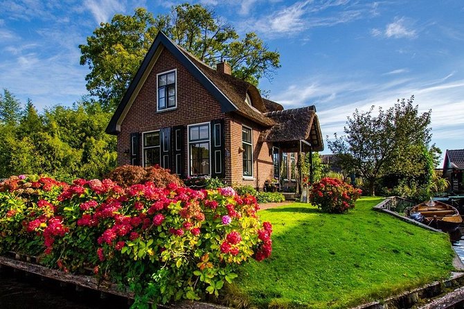 Giethoorn Private Tour & Boat Trip - Canal views you can’t quite replicate on foot