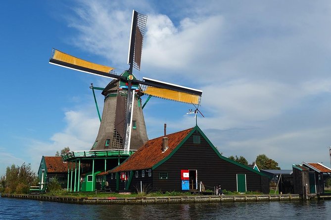 Giethoorn Private Tour, Canal Cruise and Windmills from Amsterdam - Giethoorn “Dutch Venice”: boat first, then village time