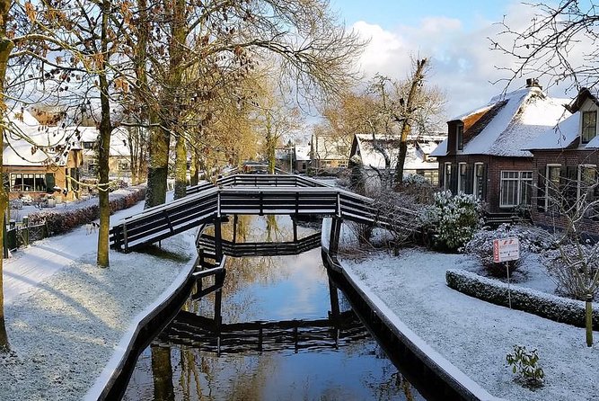Giethoorn Private Tour Guide Giethoorn in luxury Jaguar S Type - Timing, Group Size, and How to Plan Your Day