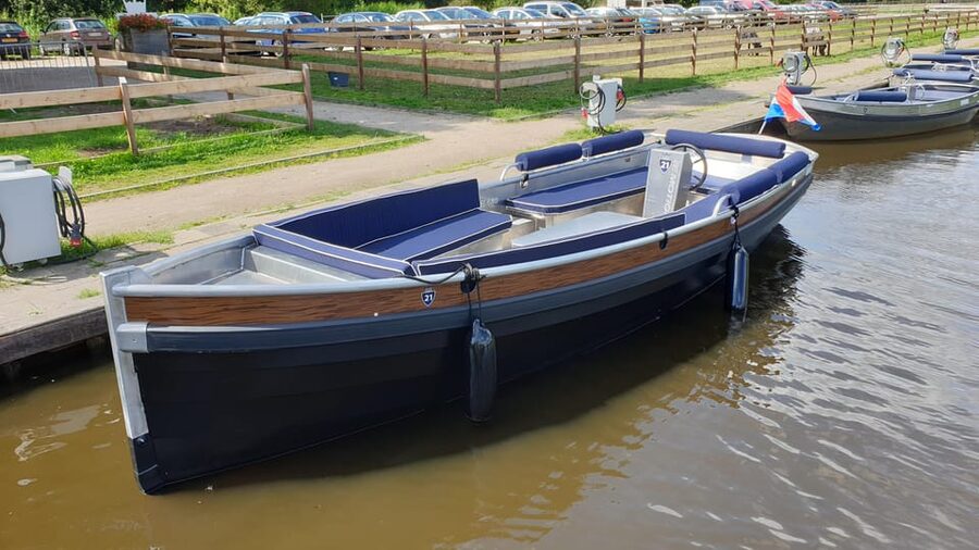 Giethoorn: Self-Drive Boat Rental for up to 12 People - Your 2-hour Giethoorn route: what you’re really doing on the water