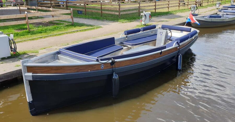 Giethoorn: Self-Drive Boat Rental for up to 12 People - Safety and support: shallow water, plus backup help