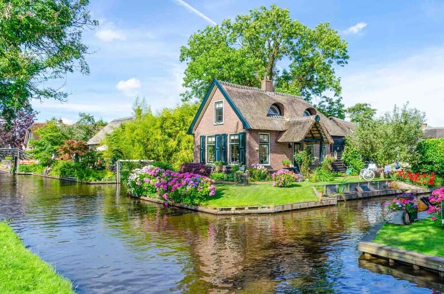 Giethoorn: Self-Drive Boat Rental for up to 8 People - Your 2–6 hours on the water: choose a route, then enjoy the view