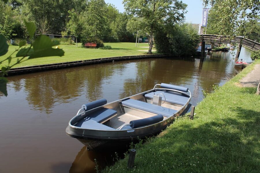 Giethoorn: Self-Drive Boat Rental for up to 8 People - Who this is best for (and who should skip it)