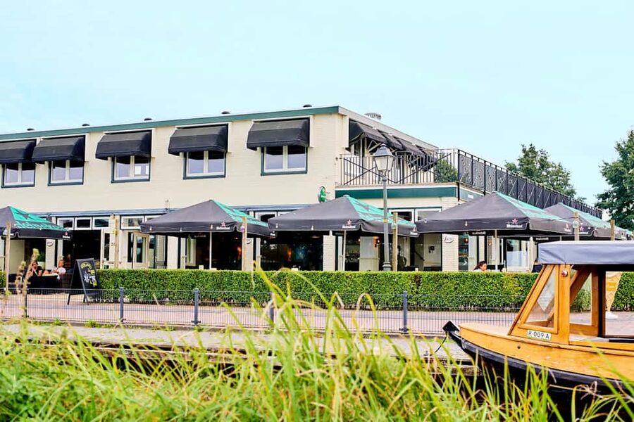 Giethoorn: Sightseeing Boat Tour - The guide makes it: funny stories with real context