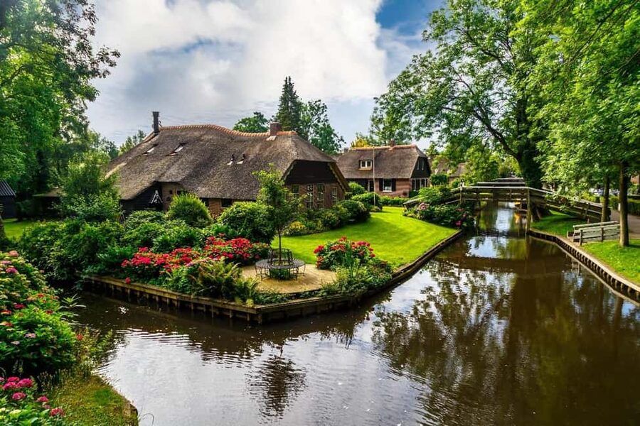 Giethoorn: Sightseeing Boat Tour - Price and value around $11: short ride, smart payoff