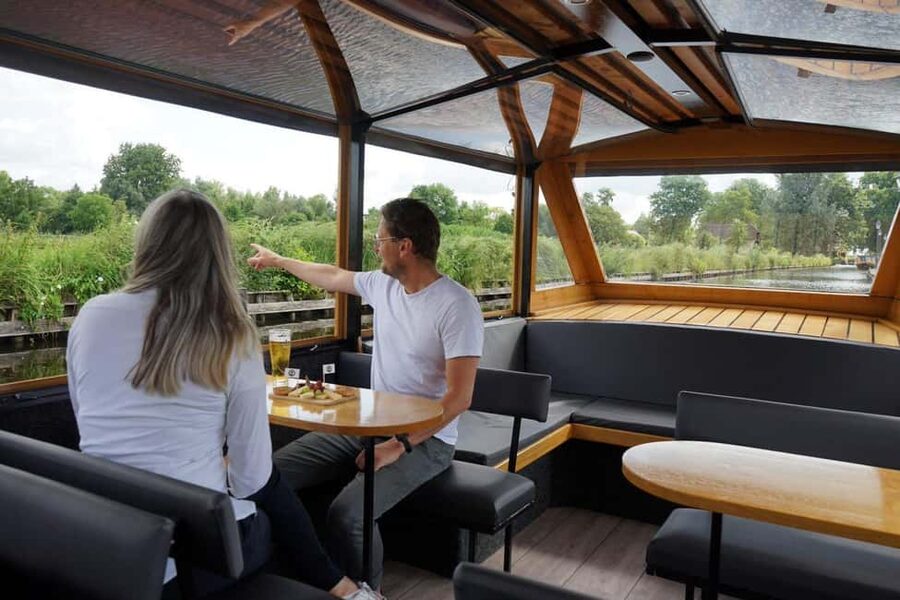 Giethoorn: Sightseeing Boat Tour - Meet at Henri Willig: a simple start, plus cheese next door