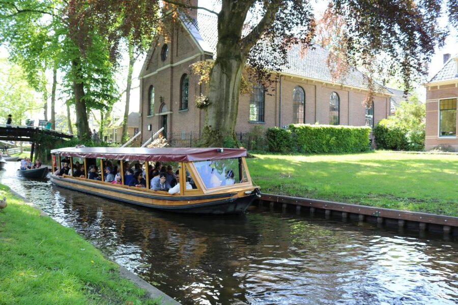 Giethoorn: Village & National Park Canal Cruise with Coffee - Giethoorn’s canals: why this “no-cars” village works